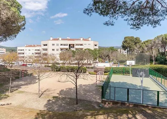 Pretty Garden Apartment Next To A Charming Beach