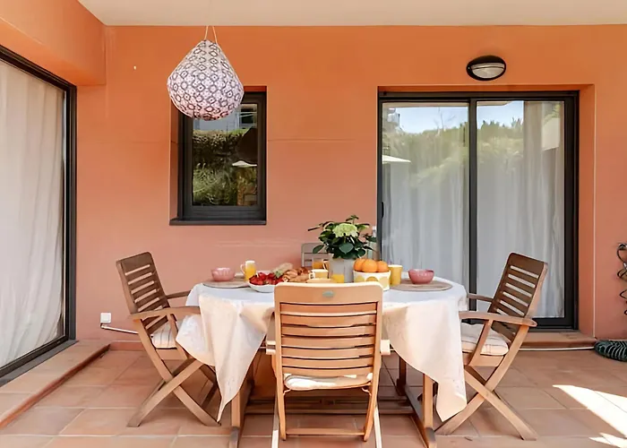 Pretty Garden Apartment Next To A Charming Beach
